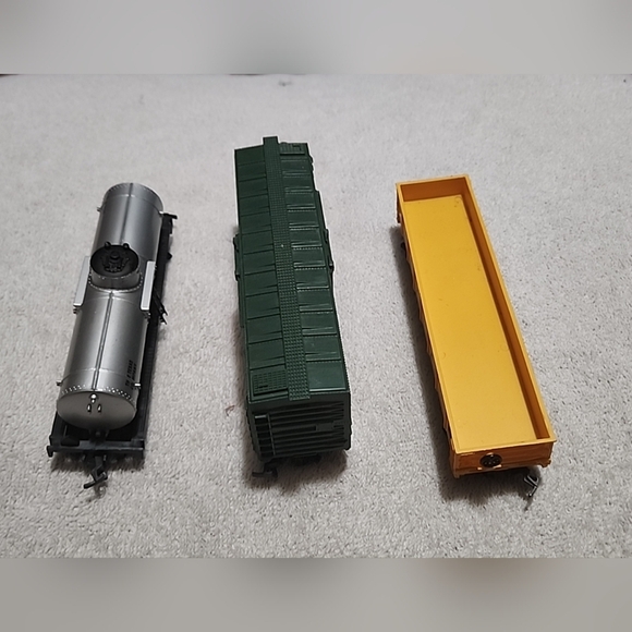 Life Like Train Cars - Picture 1 of 5